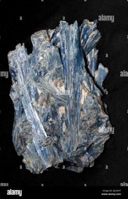  Kyanite: A Crucial Mineral for Refractory Ceramics and High-Temperature Applications!